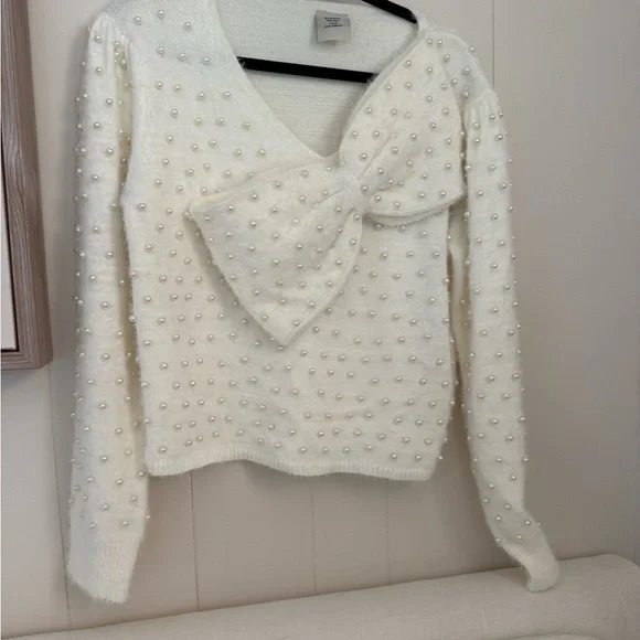 Elegant White Sweater with Pearl Accents - Picture 1 of 3